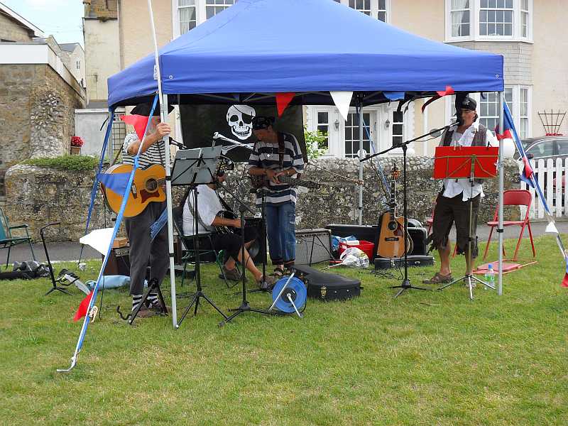 Tinkers Cuss singing on Harbour Green